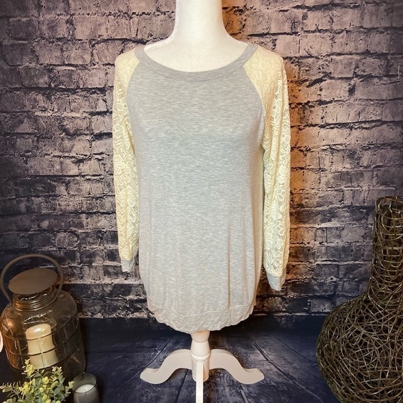 𝅺EGS California Lace Gray with Cream Sleeves Top S - Picture 1 of 8